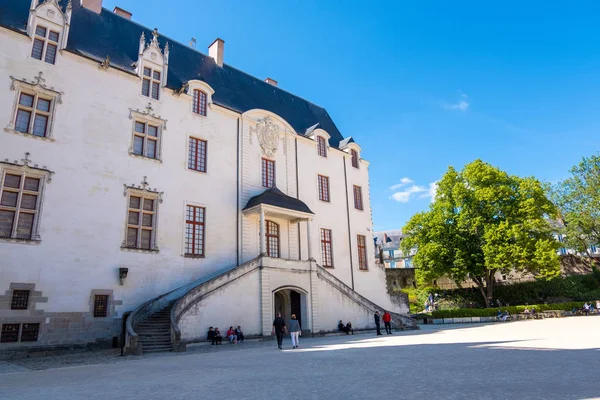 Vista de la Plaza del Castillo de Bretaña Duque de. El castillo ahora alberga el Museo de Historia de Nantes —  Fotos de Stock