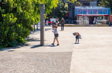 Çocuklar Nantes, Fransa Isle Hangar des Makineleri yakınındaki meydanda oynamak