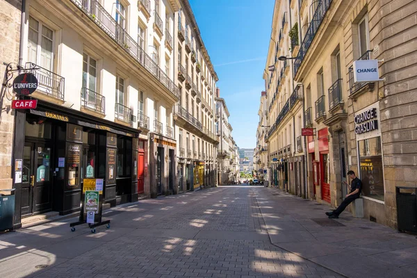 Calle comercial peatonal con tiendas de moda de lujo en el centro de Nantes, Francia — Foto de Stock