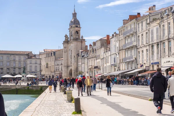 Animado paseo marítimo en La Rochelle — Foto de Stock