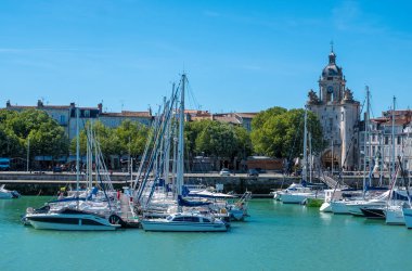 La Rochell şehir merkezi, saat kulesi ve marina