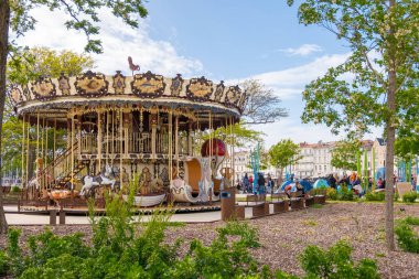 La Rochelle, Fransa'da bir meydanda atlıkarınca