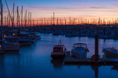 La Rochelle, Fransa'nın eski limanında renkli gün batımı