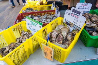 La Rochelle, Fransa'da piyasada istiridye satışı