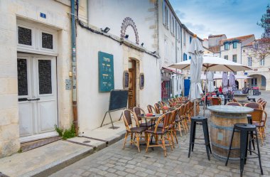 La Rochelle, Fransa. Sahil turistik hedef. Arnavut kaldırımlı sokak ve restoranlar