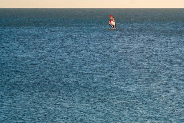 Gün batımında denizde sörfçü. La Rochelle, Fransa — Stok fotoğraf