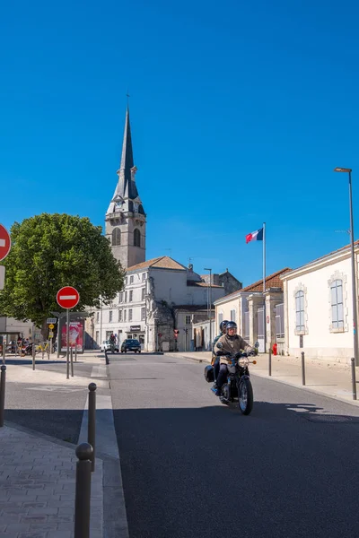 Homens em uma motocicleta descendo uma rua na cidade velha de La Rochelle, França — Fotografia de Stock