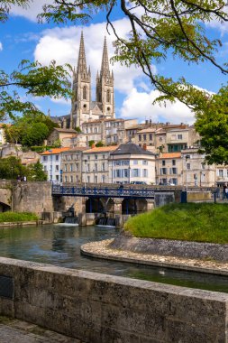 Sevre Niortaise nehri rıhtımından Niort manzarası, Deux-Sevres, Poitou-Charentes bölgesi, Fransa