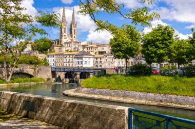 Sevre Niortaise nehri rıhtımından Niort manzarası, Deux-Sevres, Poitou-Charentes bölgesi, Fransa