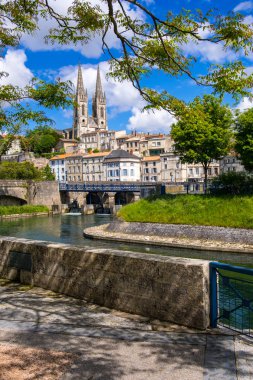 Sevre Niortaise nehri rıhtımından Niort manzarası, Deux-Sevres, Poitou-Charentes bölgesi, Fransa