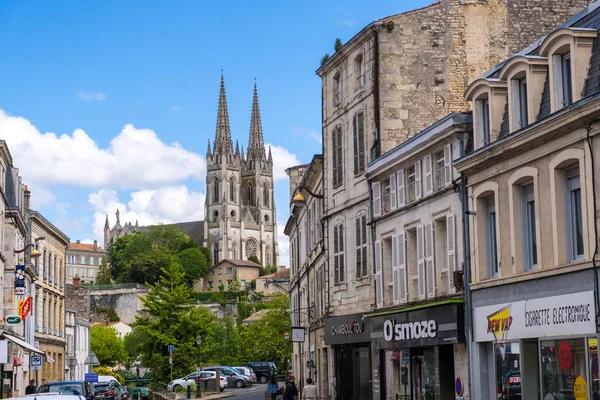 Saint-Andre kilisesinin çan kuleleri ve Downtown Niort, Deux-Sevres, Poitou-Charentes bölgesi manzarası, Fransa