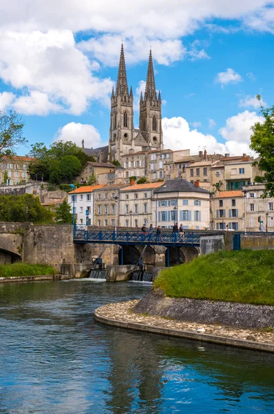 Sevre Niortaise nehri rıhtımından Niort manzarası, Deux-Sevres, Poitou-Charentes bölgesi, Fransa