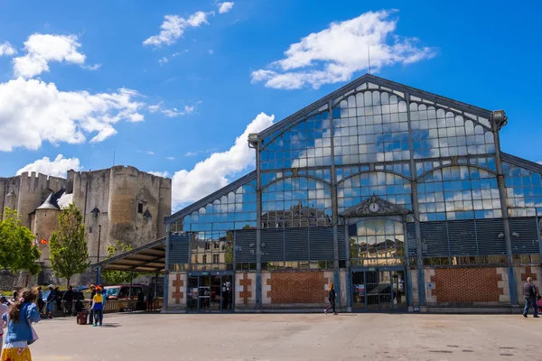 Niort, Deux-Sevres, Fransa'da Romanesk'in kapalı pazar salonu ve Square kulesi