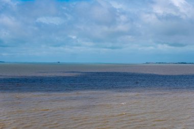 Fouras'ta deniz üzerinde bulutlu gökyüzü, Charente-Maritime, Fransa