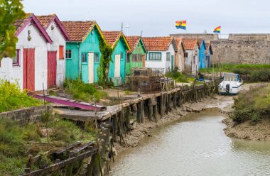 Fransa'da Le Chateau-d'Oleron'da balıkçıların renkli kulübeleri