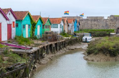 Fransa'da Le Chateau-d'Oleron'da balıkçıların renkli kulübeleri