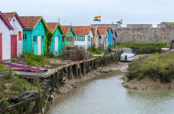 Fransa'da Le Chateau-d'Oleron'da balıkçıların renkli kulübeleri