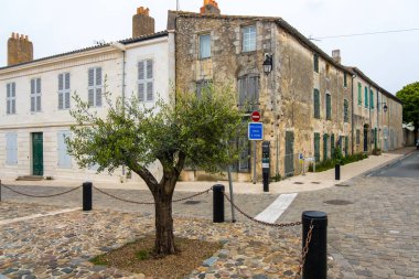 Ile de Re adasında Saint Martin de Re tipik sokak görünümü, Fransa