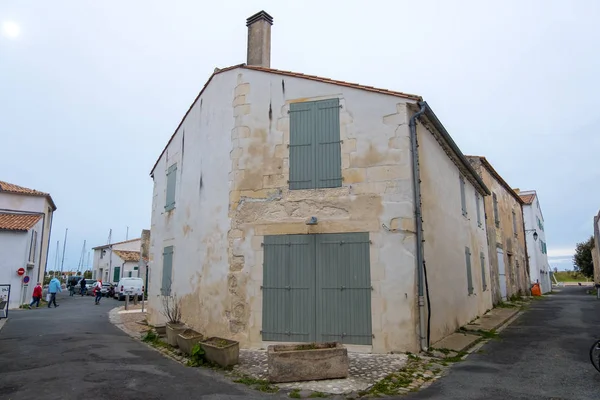Vista da rua típica em Saint Martin de Re na ilha de Ile de Re, França — Fotografia de Stock