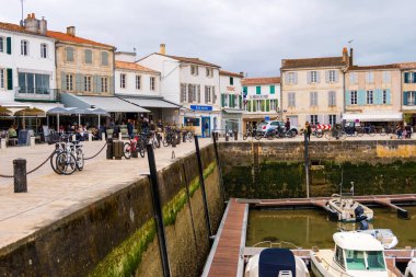 Ile de Re adasındaki La Flotte limanı ve rıhtımı. Fransa'nın en güzel köylerinden biridir.