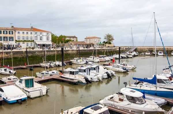 Порт и набережная в Ла Флот на острове Иль-де-Ре. Это одна из самых красивых деревень во Франции — стоковое фото