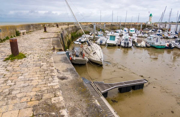 Vuurtoren en boten in de haven van La Flotte op het eiland Île de Ré. Het is een van de mooiste dorpen in Frankrijk — Stockfoto