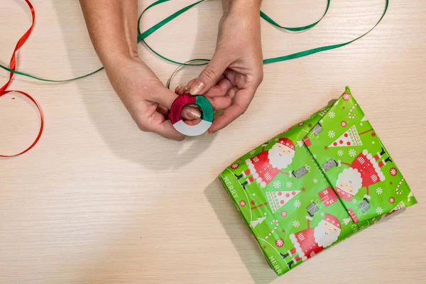 DIY подарочная упаковка шаг за шагом, сделать это самостоятельно — стоковое фото