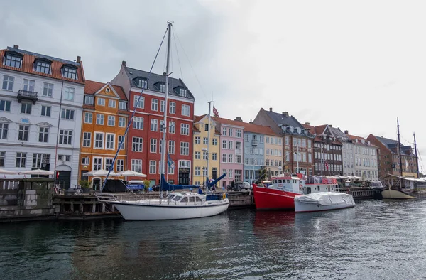 Nyhavn un puerto del siglo XVII en Copenhague, Dinamarca — Foto de Stock