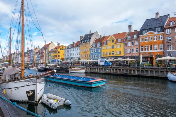 Nyhavn un puerto del siglo XVII en Copenhague, Dinamarca — Foto de Stock