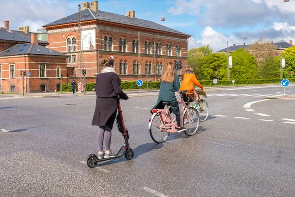 Kobiety na rowerze w Kopenhadze, Dania — Zdjęcie stockowe