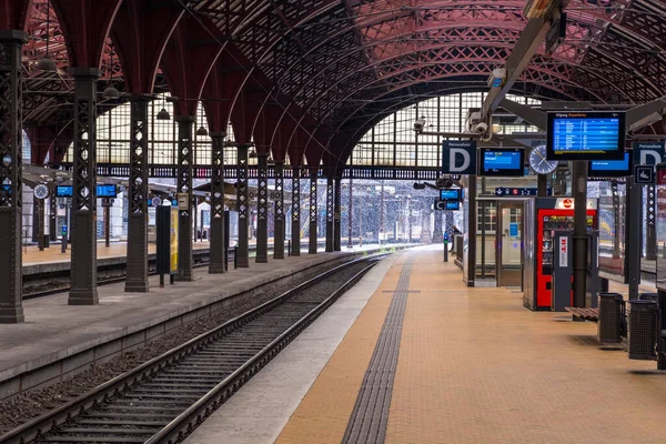 Kar taneleri düşüyor. Kopenhag ana tren istasyonu, Danimarka