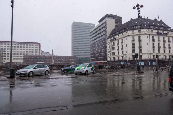 Grandi fiocchi di neve che cadono nel centro di Copenaghen, Danimarca — Foto Stock