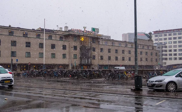 Large flakes of snow falling in the center of Copenhagen, Denmark — Stock Photo, Image