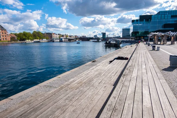 La gente se relaja en uno de los frentes costeros cerca del BLOX en Copenhague — Foto de Stock