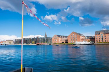 Kopenhag 'ın iç limanındaki modern ve ortaçağ binaları