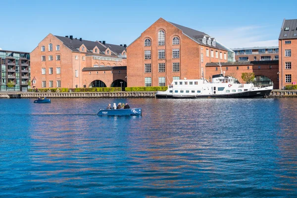 Edificios modernos y medievales en la parte del puerto interior de Copenhague — Foto de Stock