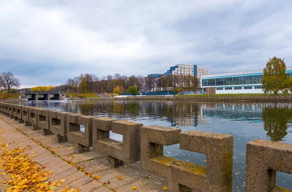 Rivière Svisloch et paysage urbain automnal du district Nyamiha au centre-ville de Minsk, Biélorussie — Photo