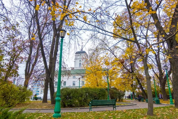 Herfstlandschap en het oude stadhuis van Minsk op het Vrijheidsplein in het historische stadscentrum. — Stockfoto