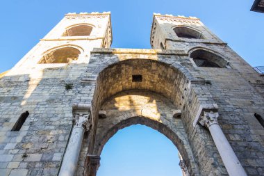 Cenova, İtalya - 18 Ağustos 2019: İtalya 'nın Cenova kentindeki Porta Soprana veya Saint Andrew' s Gate 'in iç manzarası
