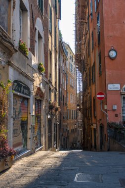 Ceneviz, İtalya - 18 Ağustos 2019: Mağazaları ve çok renkli ön cepheleri olan asfalt bir Ceneviz caddesi, İtalya