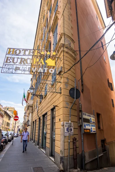 Генуя Італія Серпня 2019 Чоловік Іде Старою Вулицею Підписом Готелю — стокове фото
