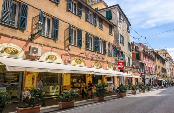 Γένοβα Ιταλία Αυγούστου 2019 Άνθρωποι Περπατούν Στο Δρόμο Διάσημα Καφέ — Φωτογραφία Αρχείου