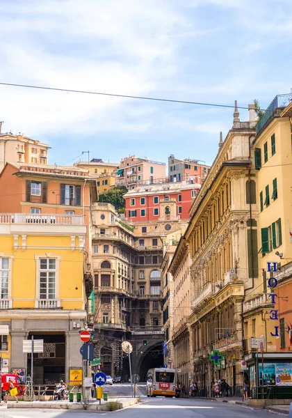 Ceneviz, İtalya - 20 Ağustos 2019: Genova şehrinin çok renkli cepheleri, Ligurya bölgesi, İtalya
