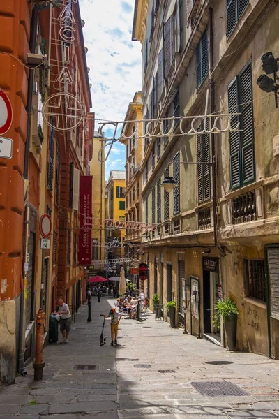 Γένοβα Ιταλία Αυγούστου 2019 Άνθρωποι Περπατούν Στο Πλακόστρωτο Δρόμο Πινακίδες — Φωτογραφία Αρχείου