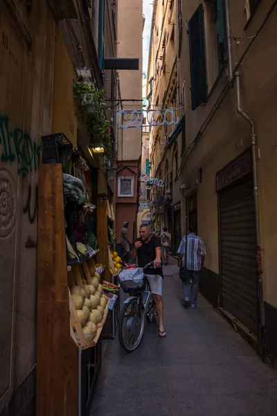 Genua Italien Augusti 2019 Man Cykel Framför Ett Fruktstånd Trottoaren — Stockfoto