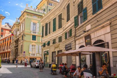 Cenova, İtalya - 20 Ağustos 2019: Liguria, İtalya 'nın Cenova bölgesindeki Piazza della Meridiana Meydanı' ndaki sokak kafesinde turistler ve yerel halk