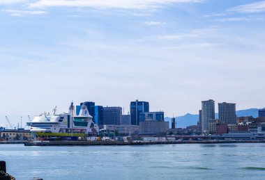 Cenova, İtalya - 20 Ağustos 2019: Porto Antico di Genova veya Cenova Eski Limanı ve arka plandaki şehir manzarası