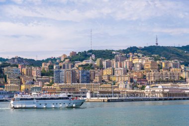 Cenova, İtalya - 20 Ağustos 2019: Porto Antico di Genova veya Cenova Eski Limanı ve arka plandaki şehir manzarası