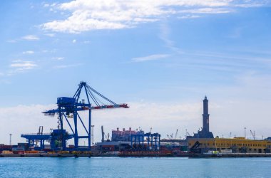Cenova, İtalya - 20 Ağustos 2019: Eski Ceneviz Limanı, İtalya 'da elektrik santrali ve kargo vinçleriyle antik deniz feneri La Lanterna