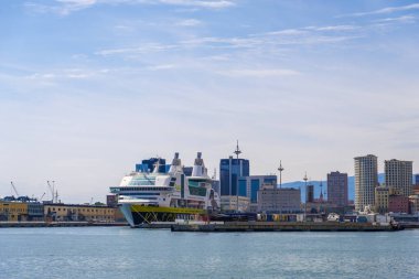Cenova, İtalya - 20 Ağustos 2019: Porto Antico di Genova veya Cenova Eski Limanı ve arka plandaki şehir manzarası